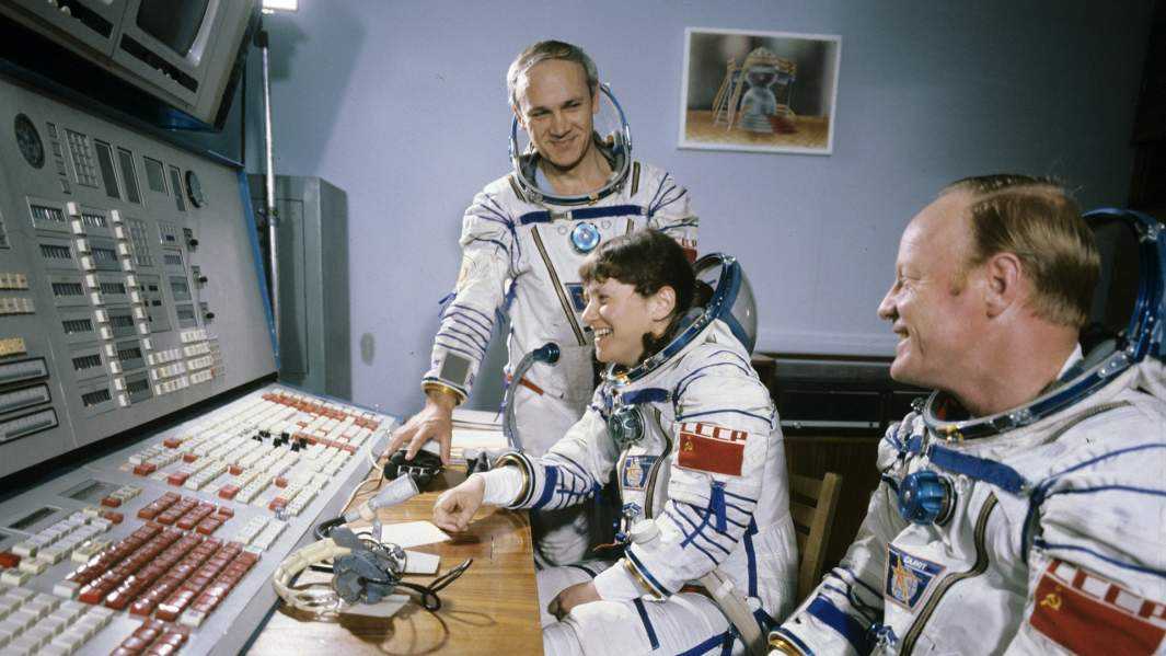 «салют-7»: как два космонавта долетели до заброшенной станции и починили ее
