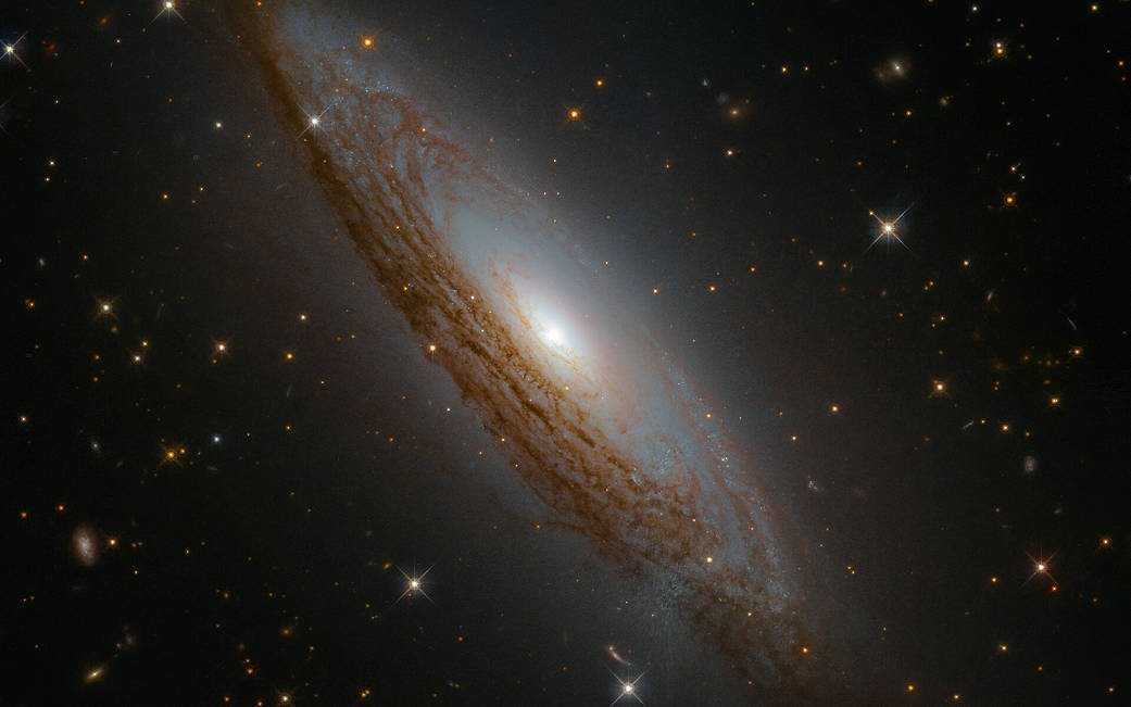 «хаббл» прислал фотографию необычной спиральной галактики - 4pda
